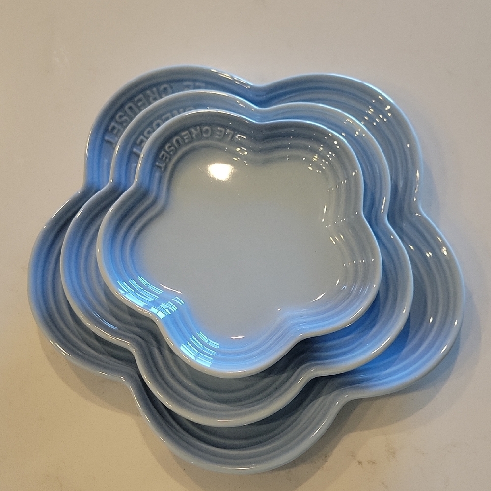 Le Creuset Light Powder Satin Blue Flower Dish Set